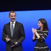 Le roi Felipe VI d'Espagne s'est vu remettre, applaudi par sa femme la reine Letizia, le Prix mondial de la Paix et de la Liberté décerné par l'Association mondiale des juristes (JWA) lors de la clôture du Congrès mondial de droit au Théâtre royal à Madrid le 20 février 2019.
