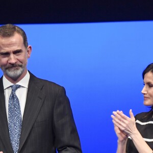 Le roi Felipe VI d'Espagne s'est vu remettre, applaudi par sa femme la reine Letizia, le Prix mondial de la Paix et de la Liberté décerné par l'Association mondiale des juristes (JWA) lors de la clôture du Congrès mondial de droit au Théâtre royal à Madrid le 20 février 2019.