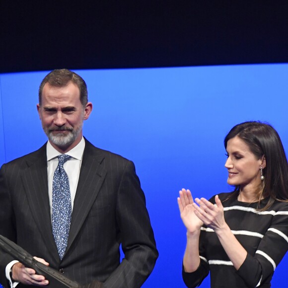 Le roi Felipe VI d'Espagne s'est vu remettre, applaudi par sa femme la reine Letizia, le Prix mondial de la Paix et de la Liberté décerné par l'Association mondiale des juristes (JWA) lors de la clôture du Congrès mondial de droit au Théâtre royal à Madrid le 20 février 2019.