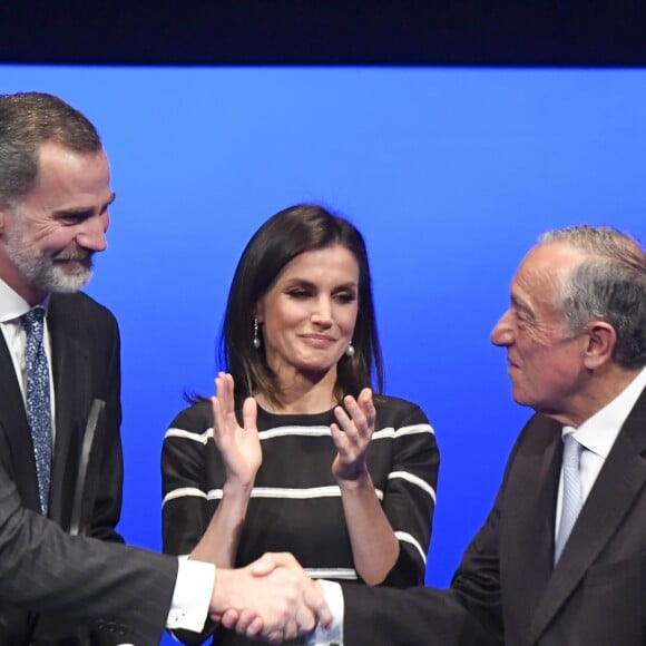 Le roi Felipe VI d'Espagne s'est vu remettre en présence de la reine Letizia le Prix mondial de la Paix et de la Liberté décerné par l'Association mondiale des juristes (JWA) lors de la clôture du Congrès mondial de droit au Théâtre royal à Madrid le 20 février 2019.