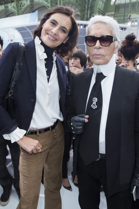 Inès de la Fressange et Karl Lagerfeld au défilé de mode "Chanel", collection prêt-à-porter printemps-été 2016, au Grand Palais à Paris. Le 6 octobre 2015