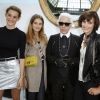 Karl Lagerfeld entouré d'Inès de la Fressange et ses filles Nine et Violette d'Urso au défilé de mode, collection Haute Couture automne-hiver 2014/2015 "Chanel" au Grand Palais à Paris. Le 8 juillet 2014.