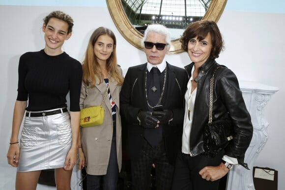 Karl Lagerfeld entouré d'Inès de la Fressange et ses filles Nine et Violette d'Urso au défilé de mode, collection Haute Couture automne-hiver 2014/2015 "Chanel" au Grand Palais à Paris. Le 8 juillet 2014.