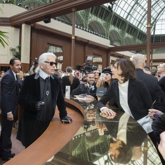 Karl Lagerfeld, Inès de La Fressange au défilé de mode "Chanel", collection prêt-à-porter automne-hiver 2015/2016, à Paris le 10 mars 2015.