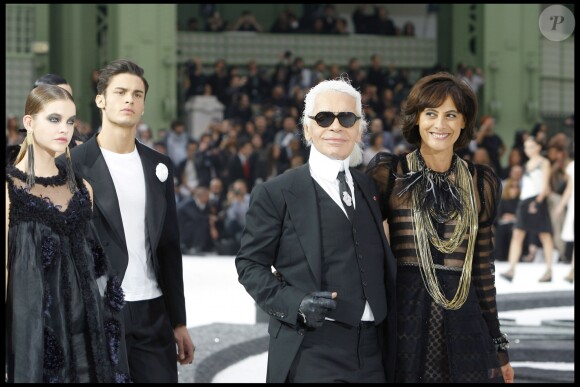 Barbara Palvin, Baptiste Giabiconi, Karl Lagerfeld et Inès de la Fressange défilent pour Chanel (collection prêt-à-porter printemps-été 2011) à Paris. Octobre 2010.