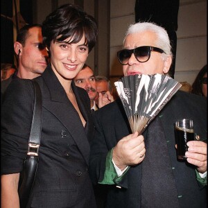 Inès de la Fressange et Karl Lagerfeld au défilé Chanel, collection prêt-à-porter printemps-été 2000. Octobre 1999.