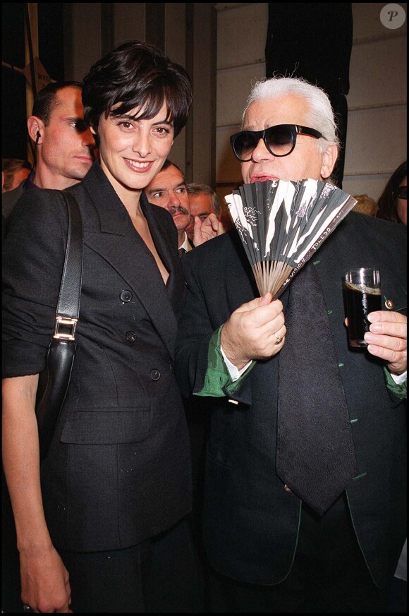Inès de la Fressange et Karl Lagerfeld au défilé Chanel, collection prêt-à-porter printemps-été 2000. Octobre 1999.