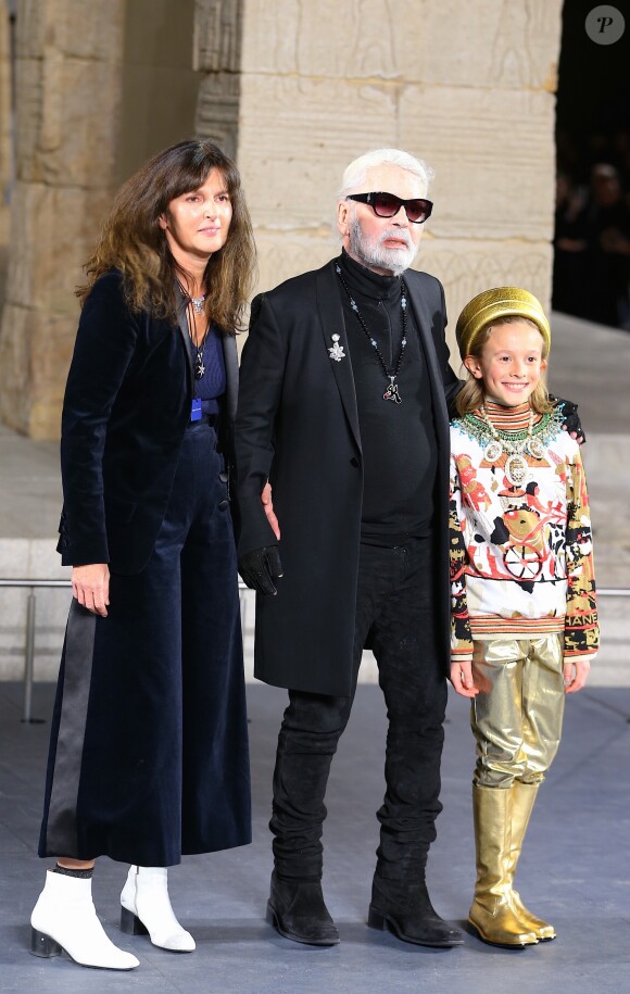 Virginie Viard, Karl Lagerfeld et Hudson Kroenig - Défilé de mode Chanel, collection Métiers d'Art 2018/2019 au Metropolitan Museum of Art à New York, le 4 décembre 2018.