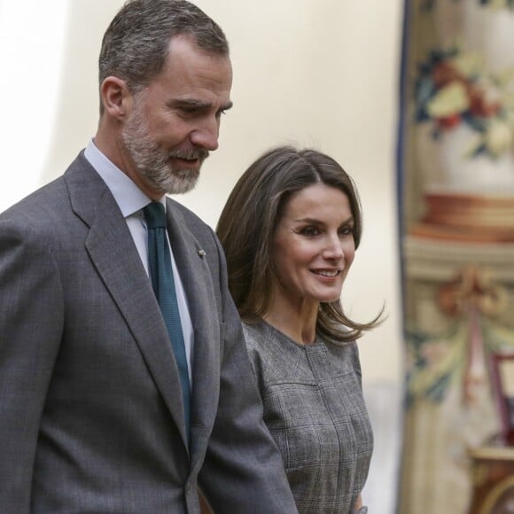 La reine Letizia (robe Massimo Dutti, escarpins et pochette Magrit, boucles d'oreilles Bulgari) et le roi Felipe VI d'Espagne lors de la remise des Prix nationaux de la recherche le 21 février 2019 au palais du Pardo à Madrid.