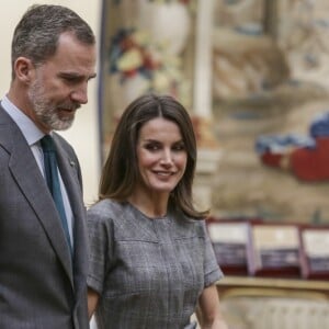 La reine Letizia (robe Massimo Dutti, escarpins et pochette Magrit, boucles d'oreilles Bulgari) et le roi Felipe VI d'Espagne lors de la remise des Prix nationaux de la recherche le 21 février 2019 au palais du Pardo à Madrid.