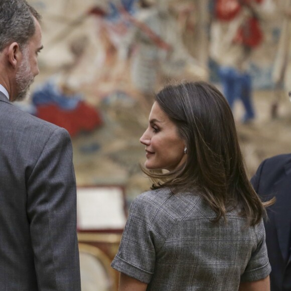 La reine Letizia (robe Massimo Dutti, escarpins et pochette Magrit, boucles d'oreilles Bulgari) et le roi Felipe VI d'Espagne lors de la remise des Prix nationaux de la recherche le 21 février 2019 au palais du Pardo à Madrid.