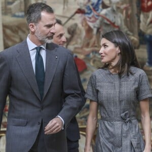 La reine Letizia (robe Massimo Dutti, escarpins et pochette Magrit, boucles d'oreilles Bulgari) et le roi Felipe VI d'Espagne lors de la remise des Prix nationaux de la recherche le 21 février 2019 au palais du Pardo à Madrid.