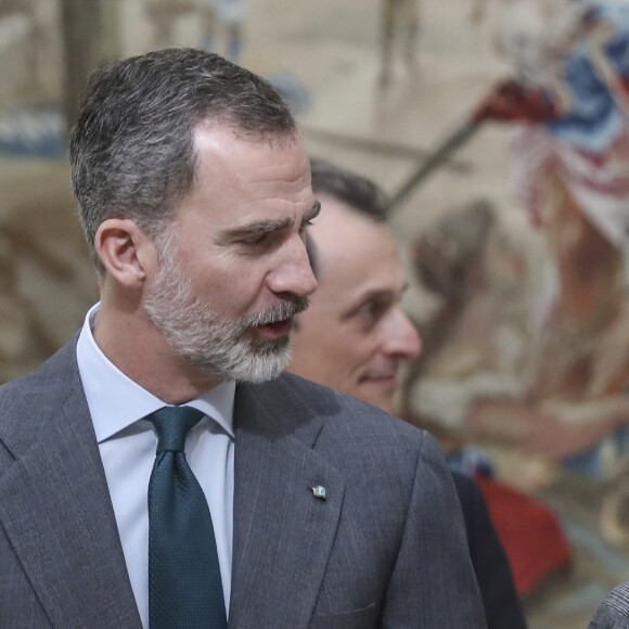 La reine Letizia (robe Massimo Dutti, escarpins et pochette Magrit, boucles d'oreilles Bulgari) et le roi Felipe VI d'Espagne lors de la remise des Prix nationaux de la recherche le 21 février 2019 au palais du Pardo à Madrid.