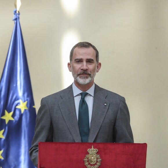 La reine Letizia (robe Massimo Dutti, escarpins et pochette Magrit, boucles d'oreilles Bulgari) et le roi Felipe VI d'Espagne lors de la remise des Prix nationaux de la recherche le 21 février 2019 au palais du Pardo à Madrid.