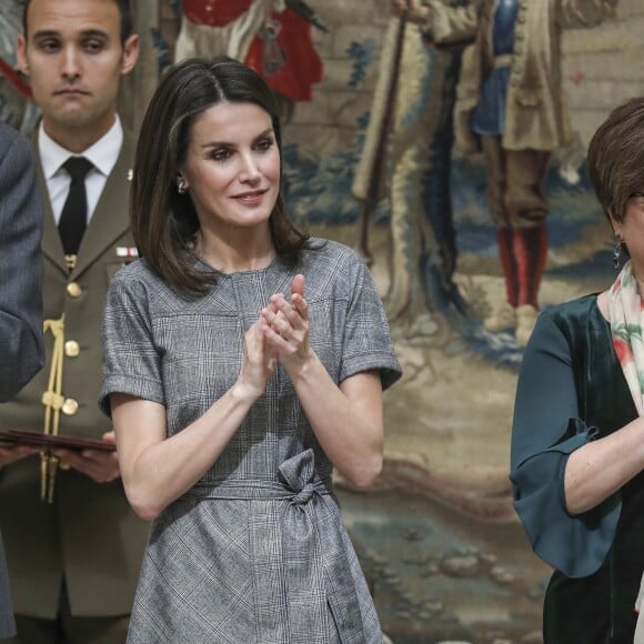 La reine Letizia (robe Massimo Dutti, escarpins et pochette Magrit, boucles d'oreilles Bulgari) et le roi Felipe VI d'Espagne lors de la remise des Prix nationaux de la recherche le 21 février 2019 au palais du Pardo à Madrid.