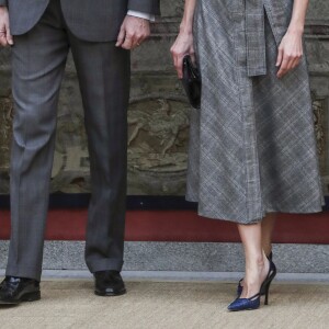 La reine Letizia (robe Massimo Dutti, escarpins et pochette Magrit, boucles d'oreilles Bulgari) et le roi Felipe VI d'Espagne lors de la remise des Prix nationaux de la recherche le 21 février 2019 au palais du Pardo à Madrid.