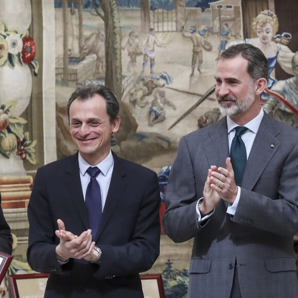 La reine Letizia (robe Massimo Dutti, escarpins et pochette Magrit, boucles d'oreilles Bulgari) et le roi Felipe VI d'Espagne lors de la remise des Prix nationaux de la recherche le 21 février 2019 au palais du Pardo à Madrid.