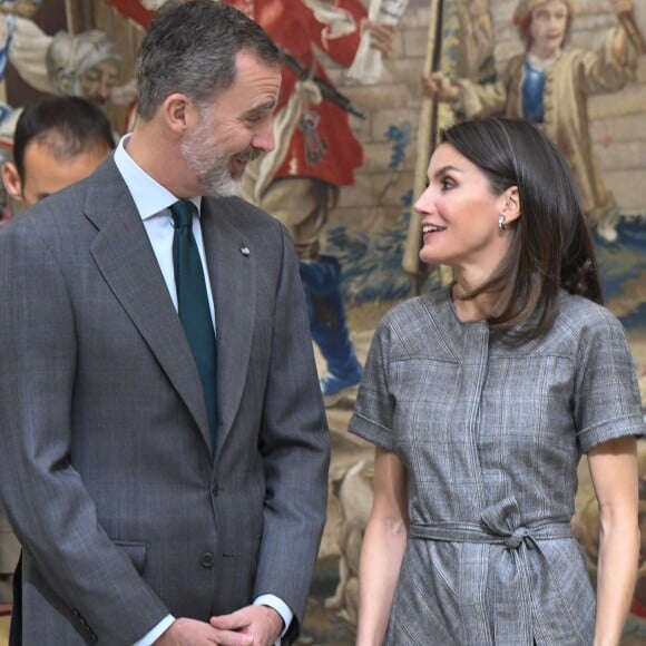 La reine Letizia (robe Massimo Dutti, escarpins et pochette Magrit, boucles d'oreilles Bulgari) et le roi Felipe VI d'Espagne lors de la remise des Prix nationaux de la recherche le 21 février 2019 au palais du Pardo à Madrid.