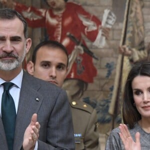 La reine Letizia (robe Massimo Dutti, escarpins et pochette Magrit, boucles d'oreilles Bulgari) et le roi Felipe VI d'Espagne lors de la remise des Prix nationaux de la recherche le 21 février 2019 au palais du Pardo à Madrid.