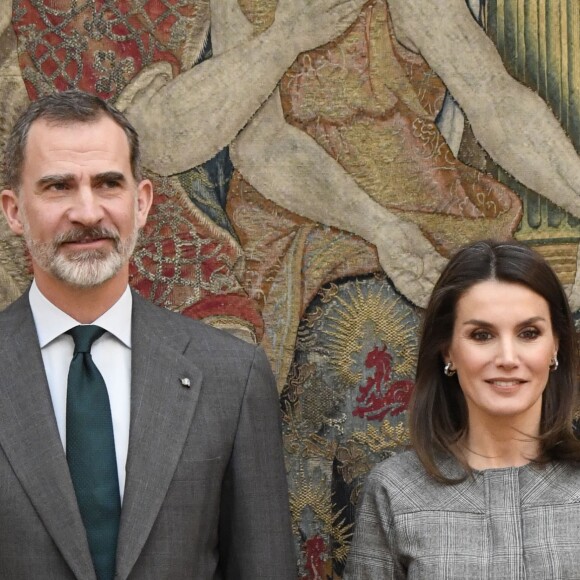 La reine Letizia (robe Massimo Dutti, escarpins et pochette Magrit, boucles d'oreilles Bulgari) et le roi Felipe VI d'Espagne lors de la remise des Prix nationaux de la recherche le 21 février 2019 au palais du Pardo à Madrid.