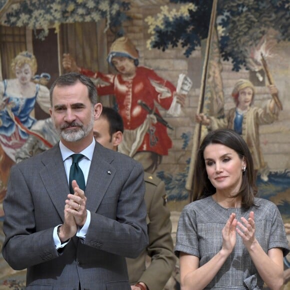 La reine Letizia (robe Massimo Dutti, escarpins et pochette Magrit, boucles d'oreilles Bulgari) et le roi Felipe VI d'Espagne lors de la remise des Prix nationaux de la recherche le 21 février 2019 au palais du Pardo à Madrid.