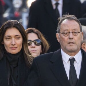 Jean Reno et sa femme Zofia - Arrivées des personnalités en l'église de La Madeleine pour les obsèques de Johnny Hallyday à Paris. Le 9 décembre 2017.