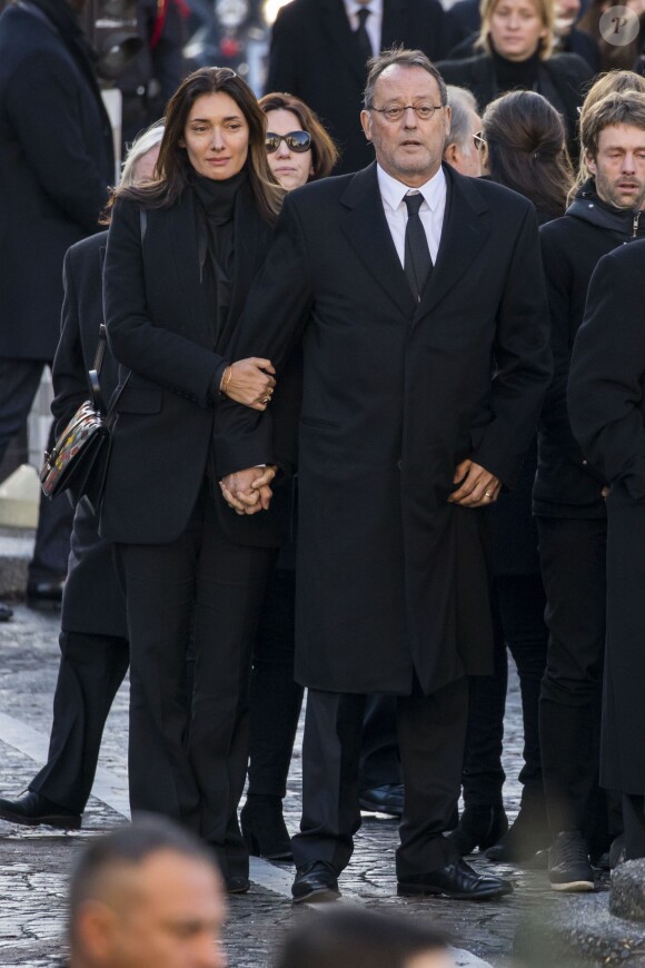 Jean Reno et sa femme Zofia - Arrivées des personnalités en l'église de La Madeleine pour les obsèques de Johnny Hallyday à Paris. Le 9 décembre 2017.