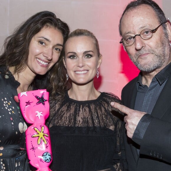 Exclusif  - Laeticia Hallyday ("Femme de Coeur 2017" par Clarins pour son engagement humanitaire) entre Jean Reno et sa femme Zofia Borucka - Le Prix Clarins pour l'enfance fête ses 20 ans et récompense sa nouvelle femme de coeur L.Hallyday pour son association La Bonne Étoile à l'hôtel Salomon de Rothschild à Paris, France, le 14 mars 2017. © Borde-Jacovides/Bestimage