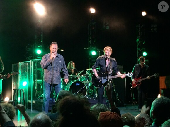 Jean Reno est monté sur scène pour chanter "Toute la musique que j'aime" - Johnny Hallyday était en concert au "Beacon Theatre" à New York. Le 6 mai 2014.