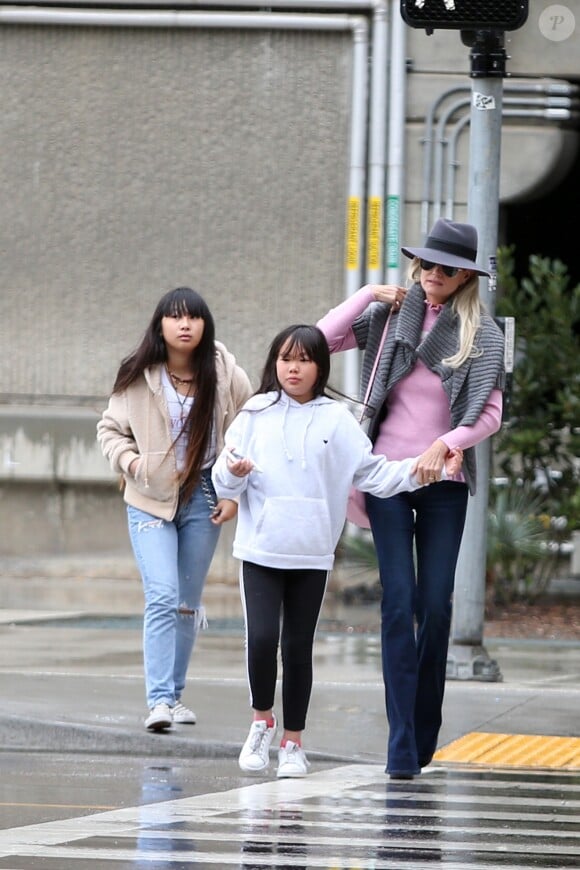 Semi-exclusif - Laeticia Hallyday est allée accueillir sa maman Françoise Thibault avec ses filles Jade et Joy à l'aéroport de Los Angeles le 3 février 2019.