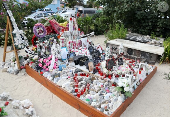 Exclusif - Des fans se reccueillent sur la tombe de Johnny Hallyday pour le premier anniversaire de sa mort au cimetière marin de Lorient à Saint-Barthélemy le 4 décembre 2018.
