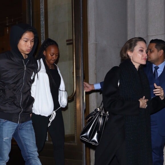 Exclusif - Angelina Jolie est allée faire du shopping avec ses enfants Pax, Sahara, Vivienne, Knox et Shiloh au magasin de sports KITH à New York, 22 février 2019