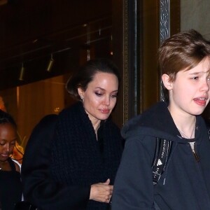 Exclusif - Angelina Jolie est allée faire du shopping avec ses enfants Pax, Sahara, Vivienne, Knox et Shiloh au magasin de sports KITH à New York, 22 février 2019