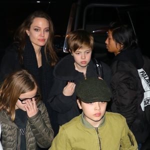 Exclusif - Angelina Jolie est allée faire du shopping avec ses enfants Pax, Sahara, Vivienne, Knox et Shiloh au magasin de sports KITH à New York, 22 février 2019