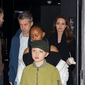 Exclusif - Angelina Jolie est allée faire du shopping avec ses enfants Pax, Sahara, Vivienne, Knox et Shiloh au magasin de sports KITH à New York, 22 février 2019