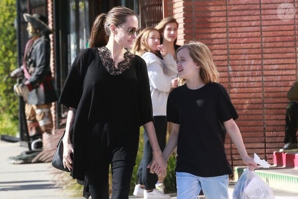 Angelina Jolie et sa fille Vivienne Marcheline Jolie-Pitt sont allées faire du shopping dans le quartier de Los Feliz, le 17 février 2019