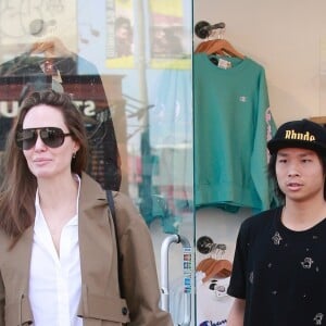 Angelina Jolie fait du shopping avec son fils Pax à Los Angeles le 16 février, 2019