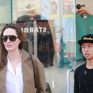 Angelina Jolie fait du shopping avec son fils Pax à Los Angeles le 16 février, 2019