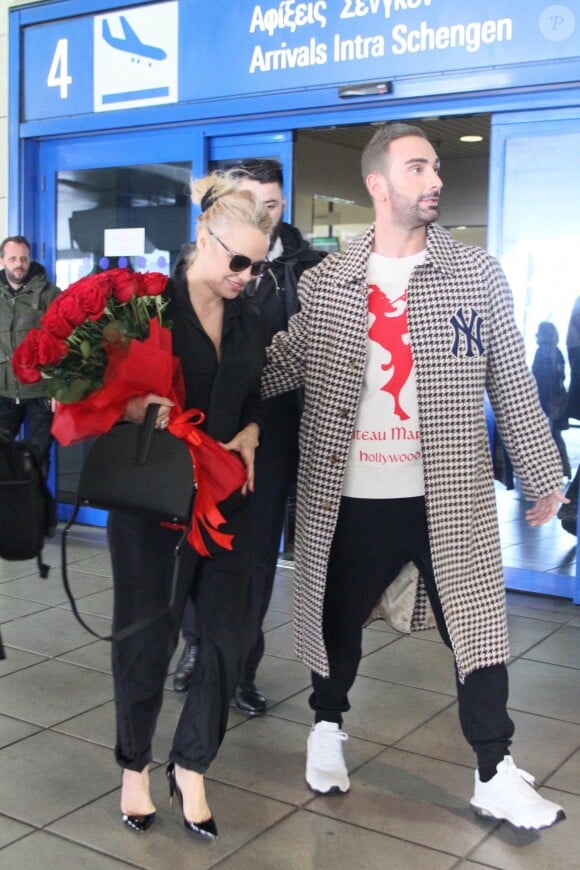 Pamela Anderson arrive à l'aéroport d'Athènes en Grèce, le 24 février 2019.