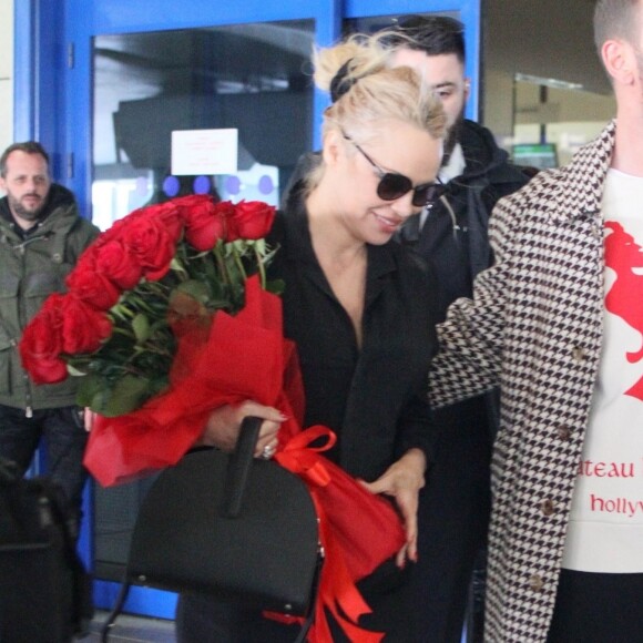 Pamela Anderson arrive à l'aéroport d'Athènes en Grèce, le 24 février 2019.