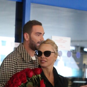 Pamela Anderson arrive à l'aéroport d'Athènes en Grèce, le 24 février 2019.