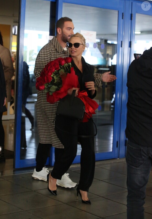 Pamela Anderson arrive à l'aéroport d'Athènes en Grèce, le 24 février 2019.