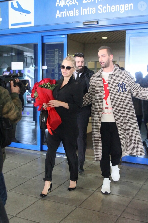 Pamela Anderson arrive à l'aéroport d'Athènes en Grèce, le 24 février 2019.