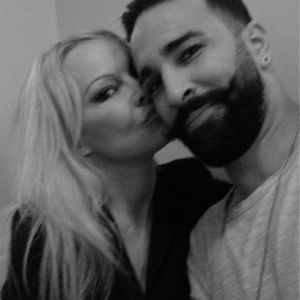 Pamela Anderson et Adil Rami essayant leur nouveau Leica, selfie posté sur Instagram le 24 février 2019.