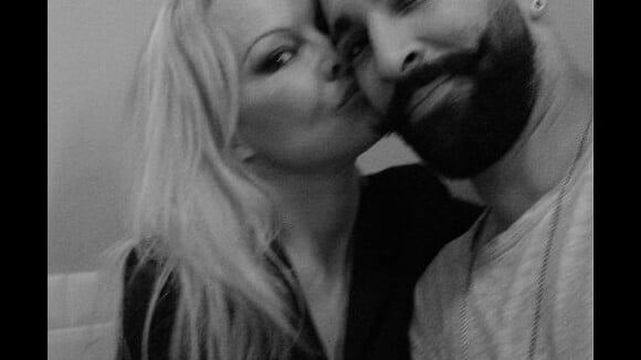 Pamela Anderson : Tendre selfie avec son chéri Adil Rami