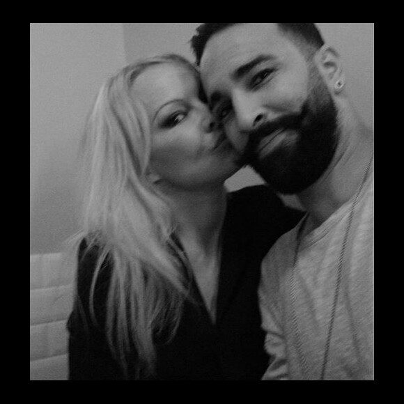 Pamela Anderson et Adil Rami essayant leur nouveau Leica, selfie posté sur Instagram le 24 février 2019.