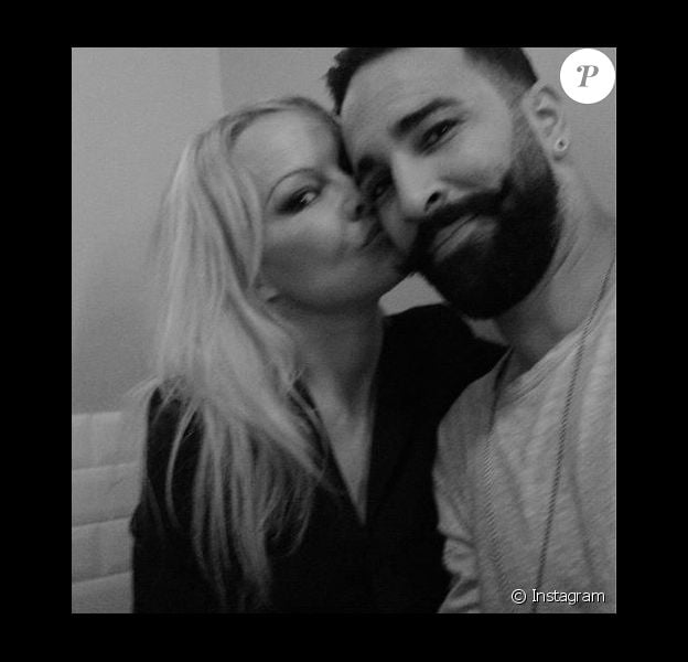 Pamela Anderson et Adil Rami essayant leur nouveau Leica, selfie posté sur Instagram le 24 février 2019.