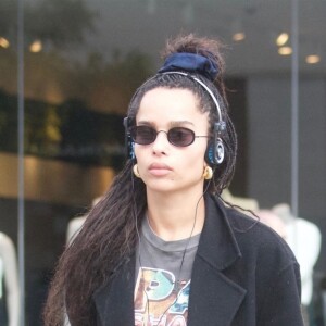 Zoe Kravitz écoute de la musique lors d'une virée shopping dans les rues de Beverly Hills, le 12 février 2019