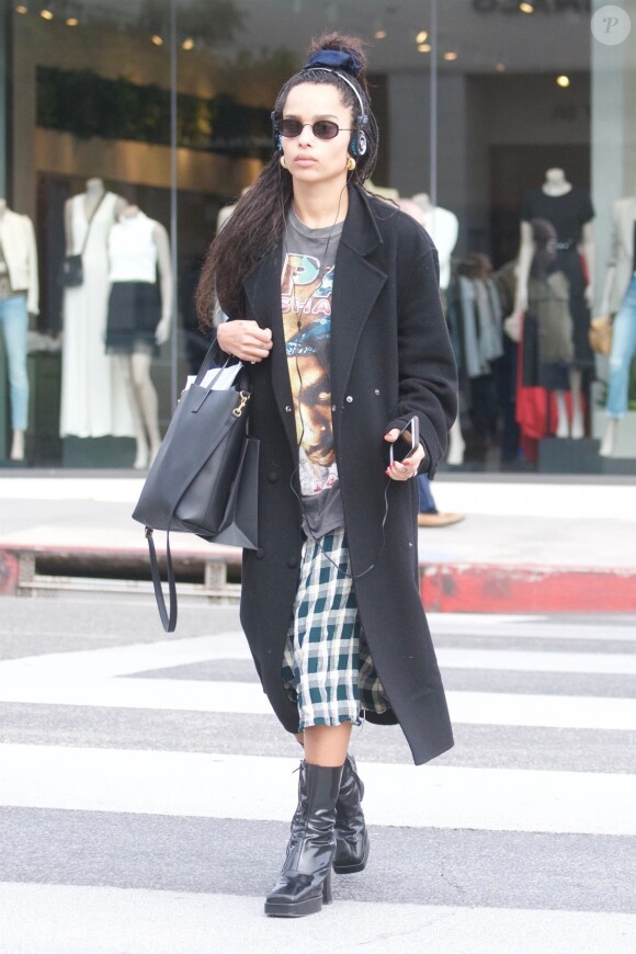 Zoe Kravitz écoute de la musique lors d'une virée shopping dans les rues de Beverly Hills, le 12 février 2019