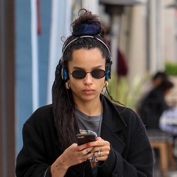 Zoe Kravitz écoute de la musique lors d'une virée shopping dans les rues de Beverly Hills, le 12 février 2019